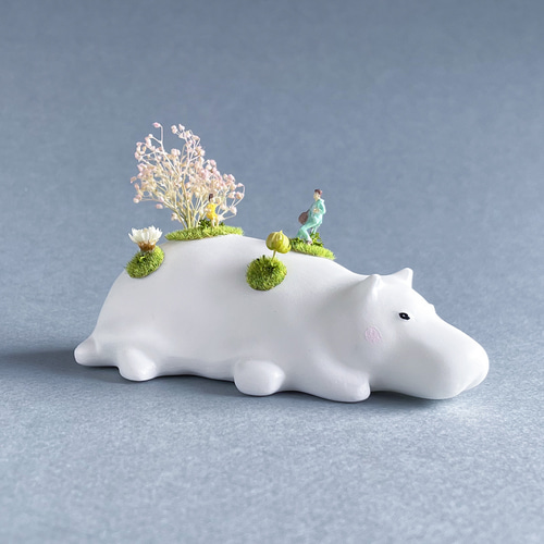 moss hippo（モスヒッポ）_カバの置物＜寝そべるカバの上で暮らす：桜