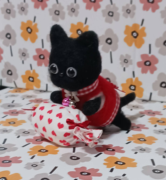 キャンデークッション付き赤い可愛い服着たくろねこちゃん 羊毛 羊毛