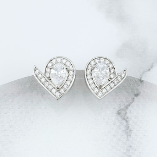 最高グレード モアッサナイト 2モチーフペアシェイプピアス