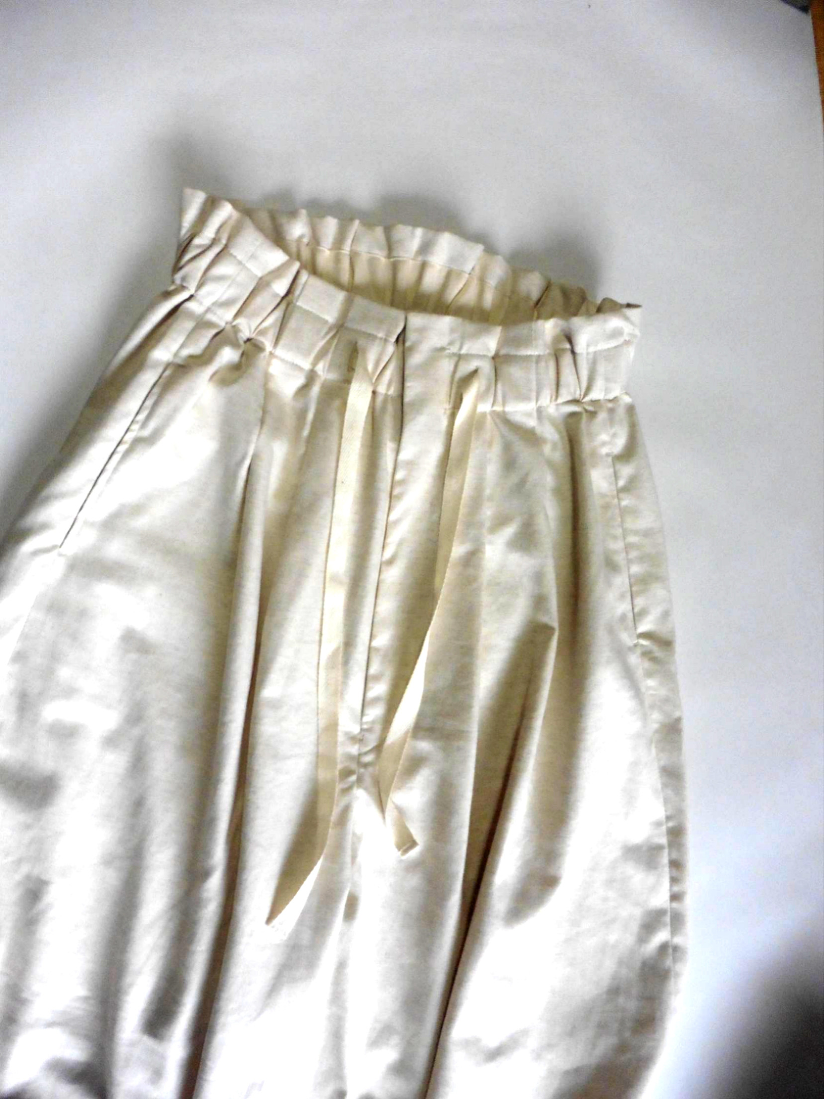 春夏向け 2タックルーズフィットリラックスパンツ『キナリ』