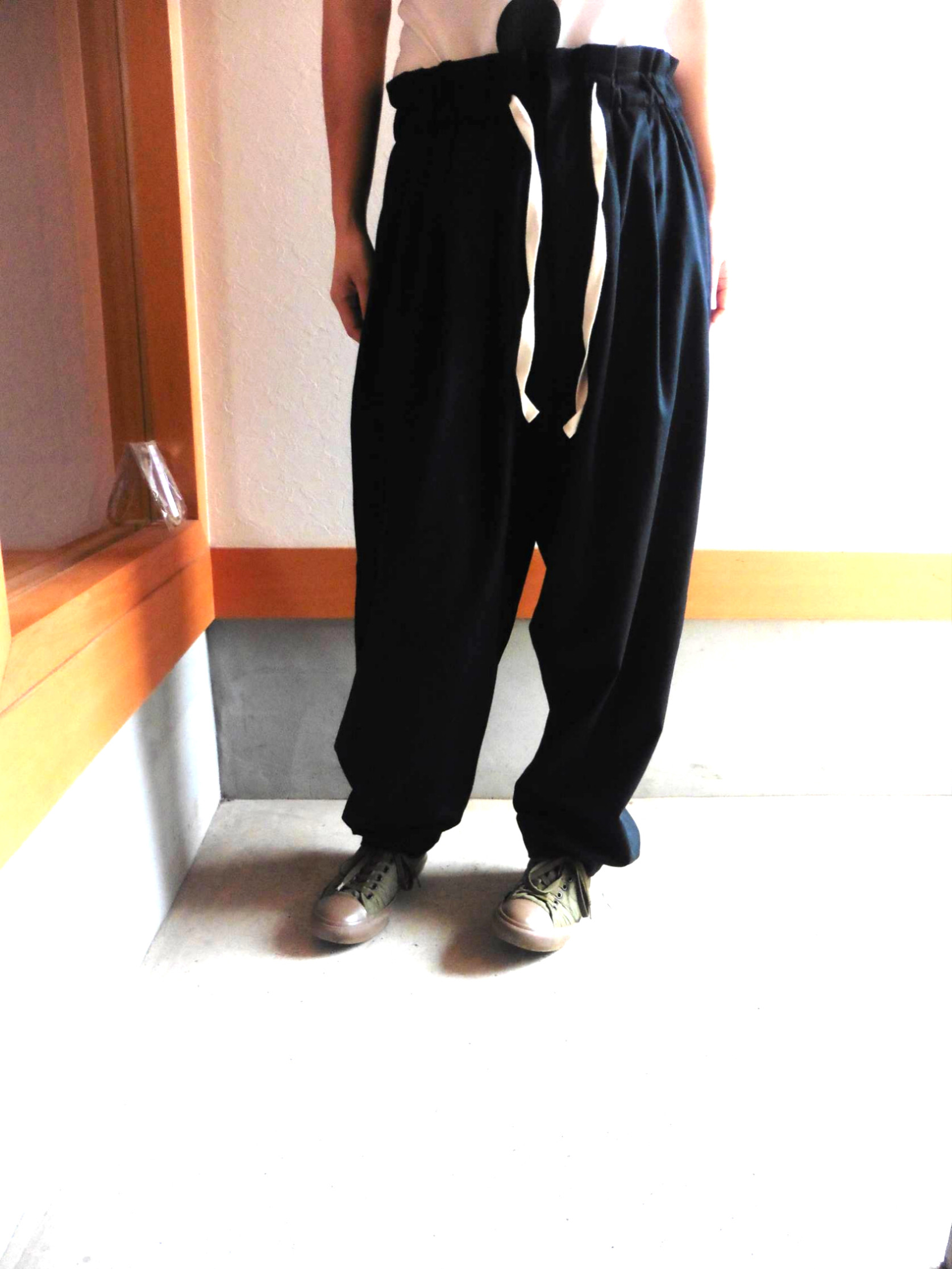 春夏向け 2タックルーズフィットリラックスパンツ『クロ』