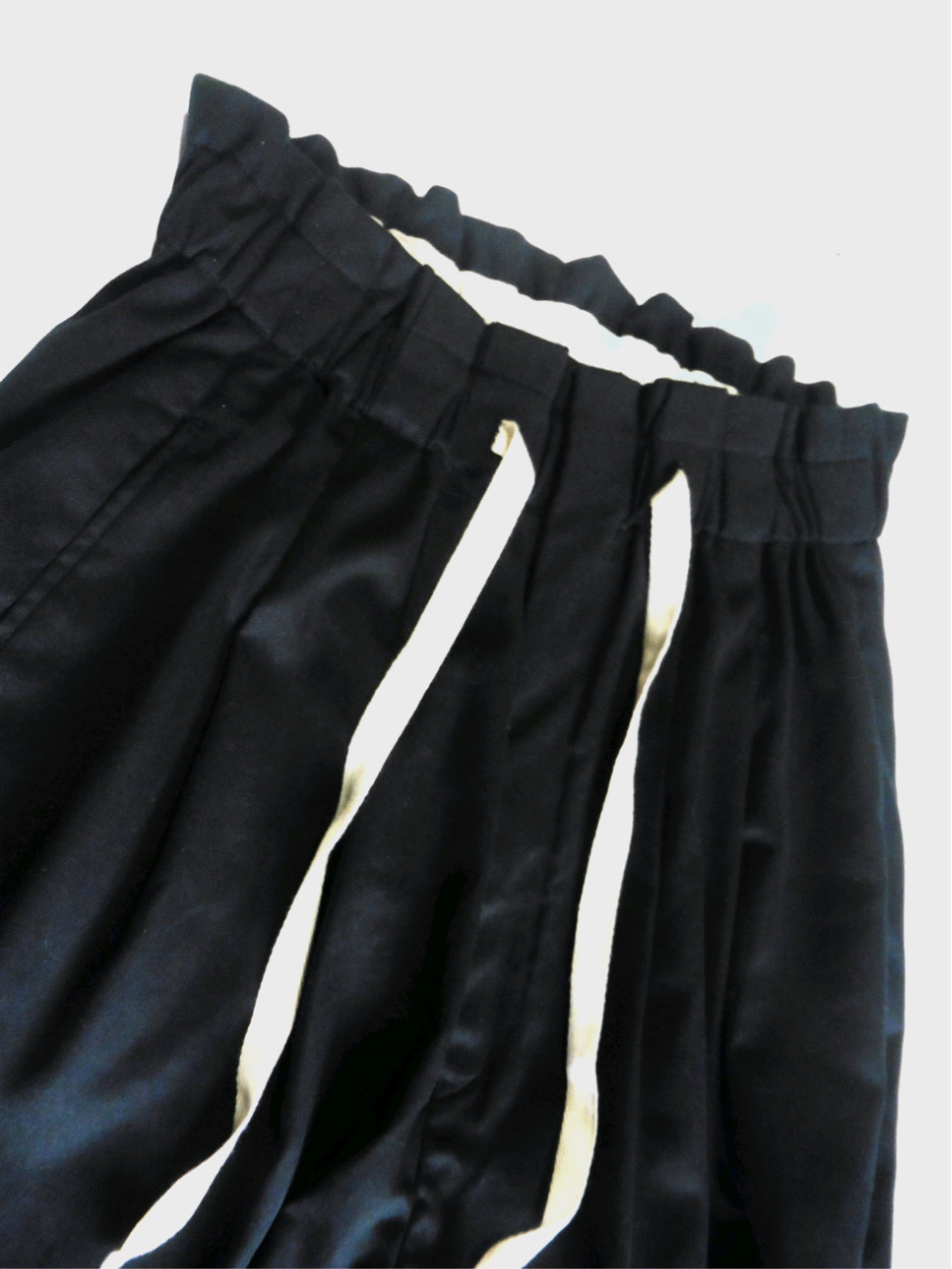 春夏向け 2タックルーズフィットリラックスパンツ『クロ』