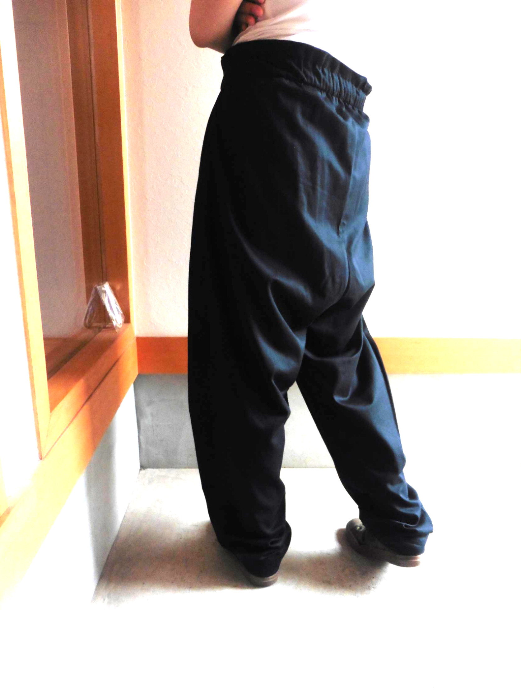 春夏向け 2タックルーズフィットリラックスパンツ『クロ』