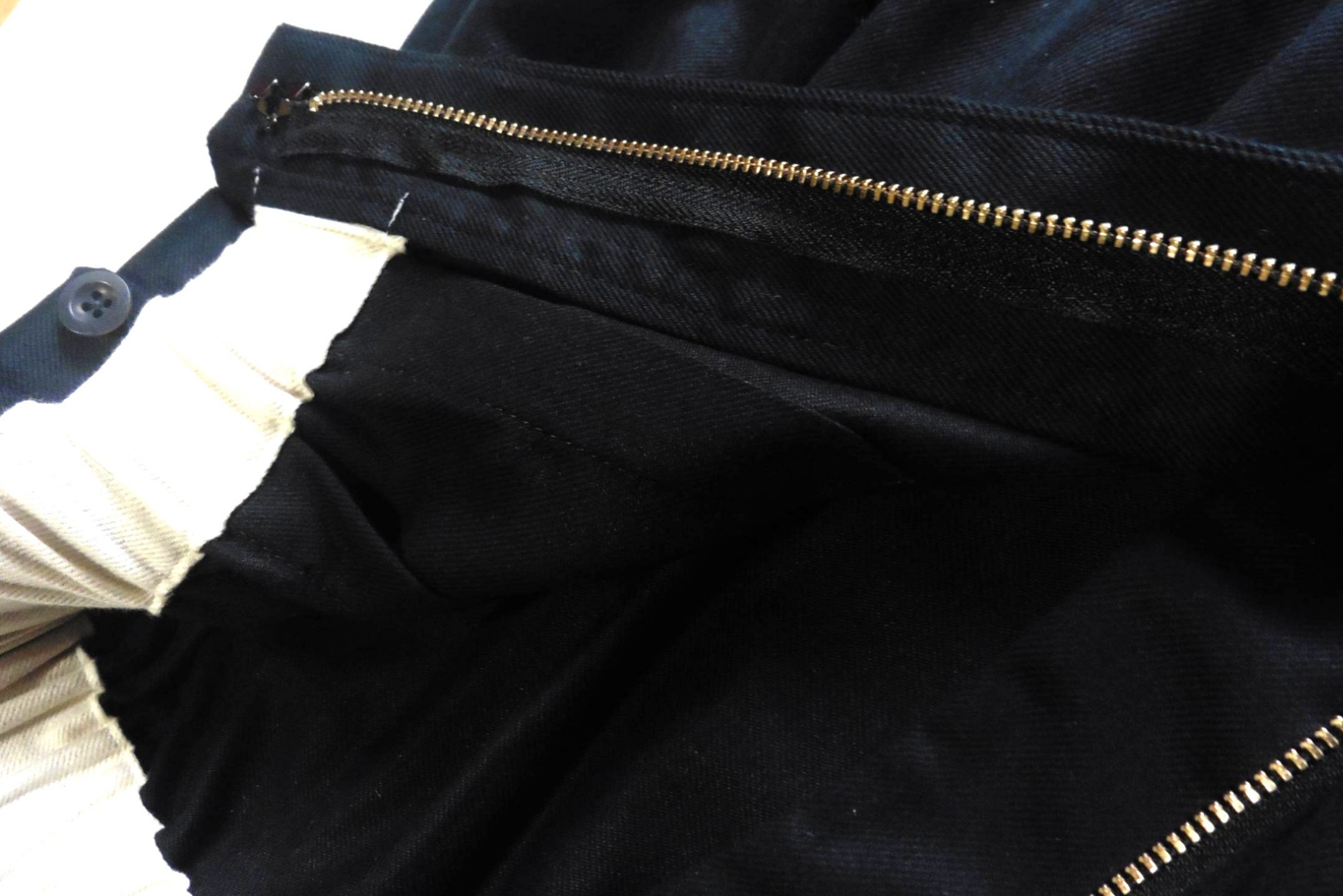 春夏向け 2タックルーズフィットリラックスパンツ『クロ』