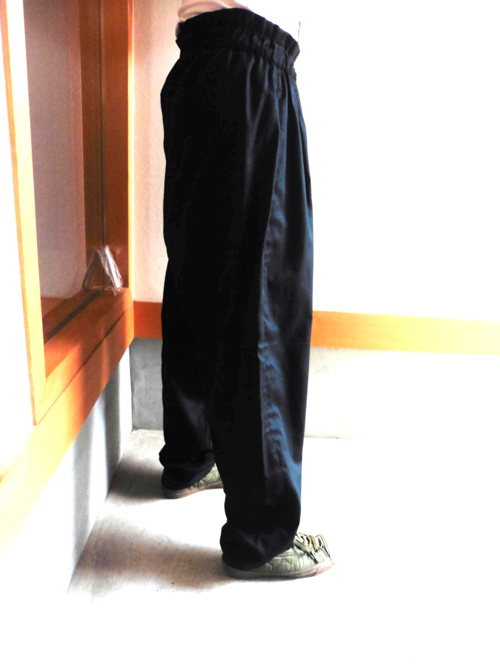 春夏向け 2タックルーズフィットリラックスパンツ『クロ』