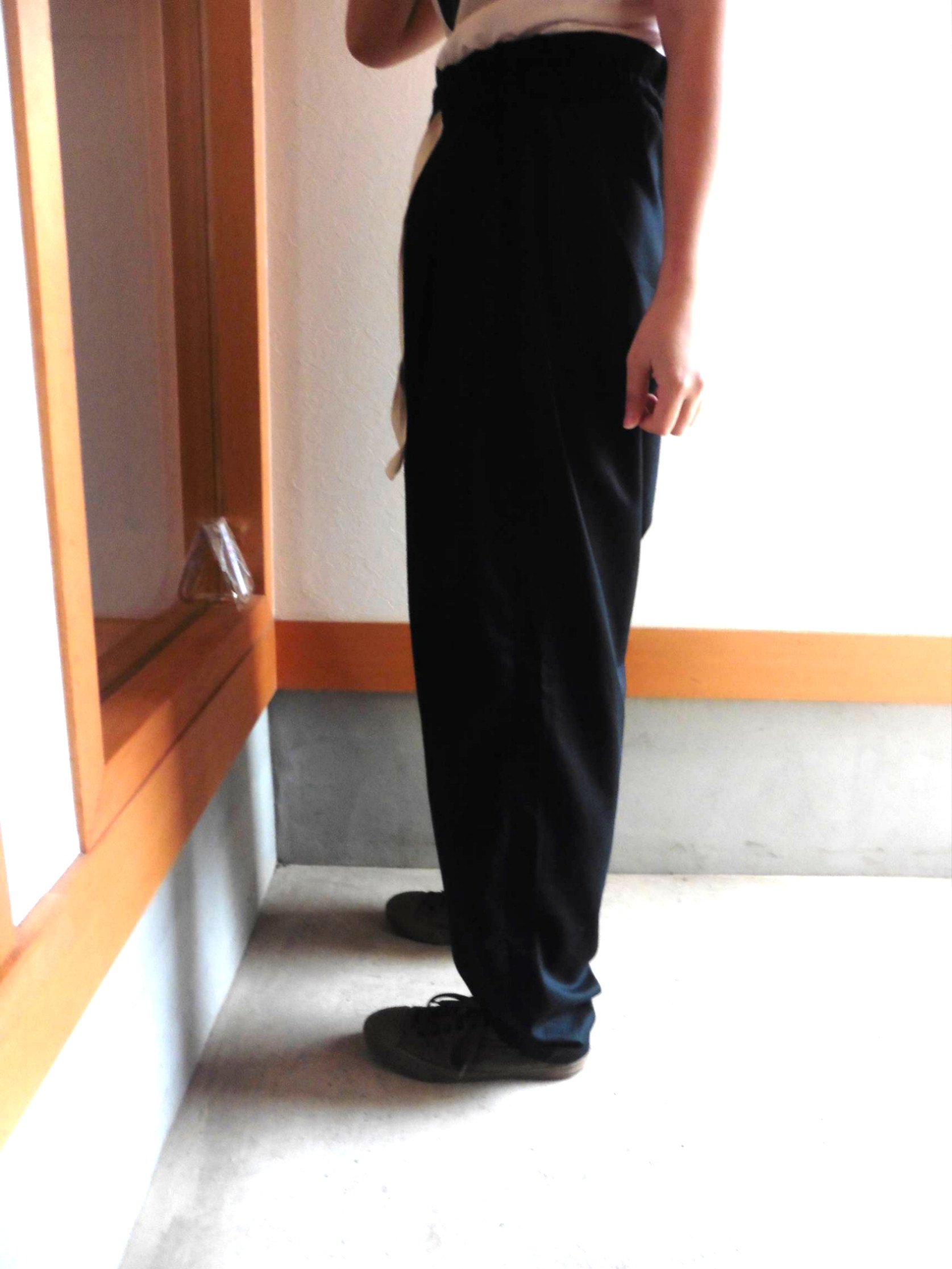 春夏向け 2タックルーズフィットリラックスパンツ『クロ』