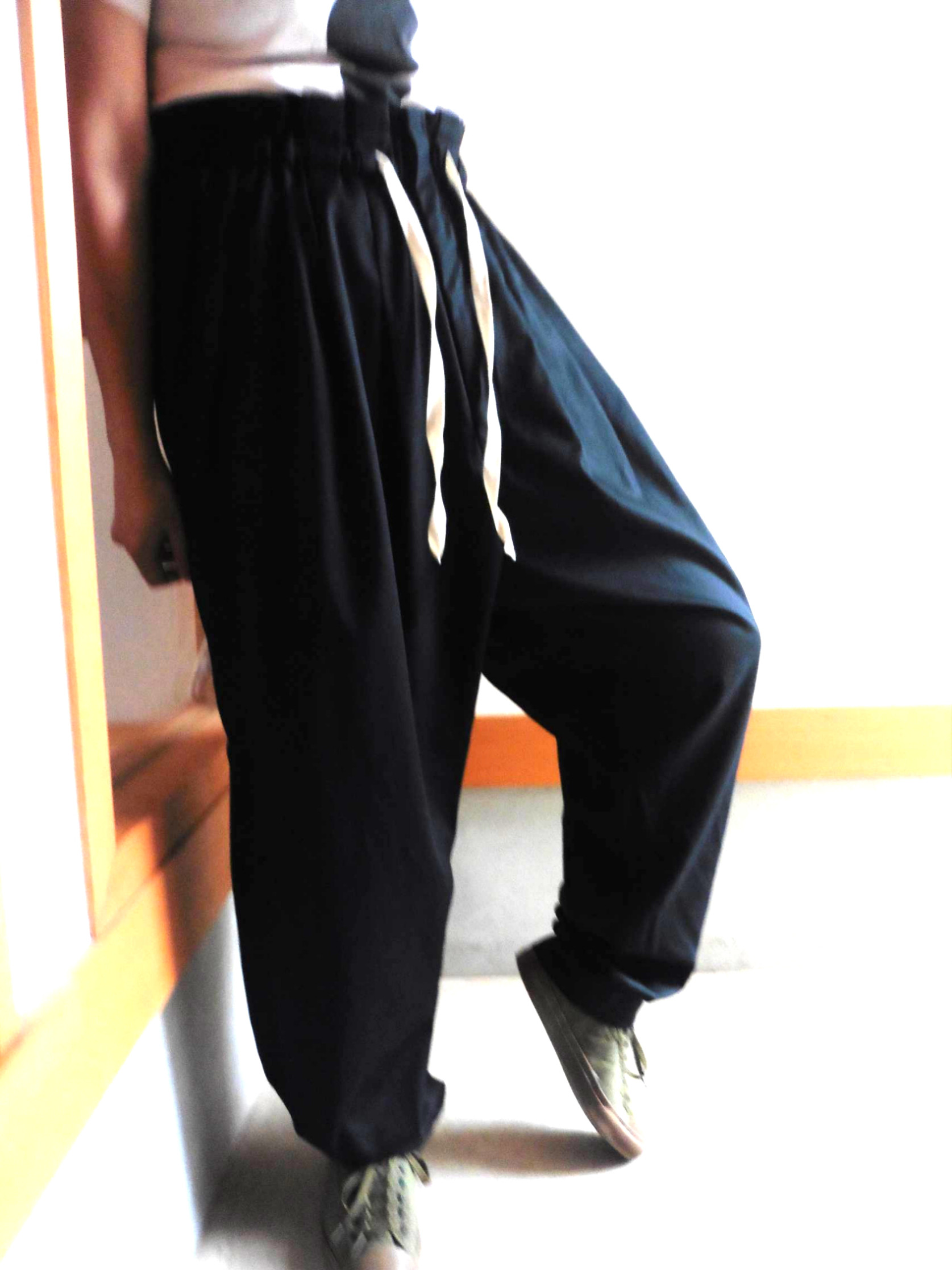 春夏向け 2タックルーズフィットリラックスパンツ『クロ』