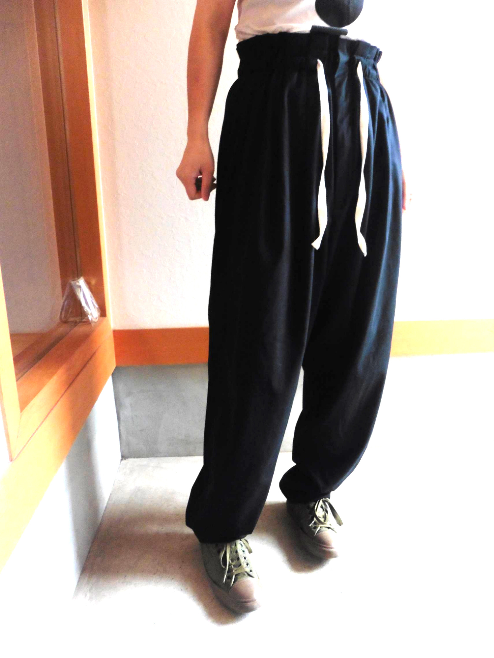 春夏向け 2タックルーズフィットリラックスパンツ『クロ』