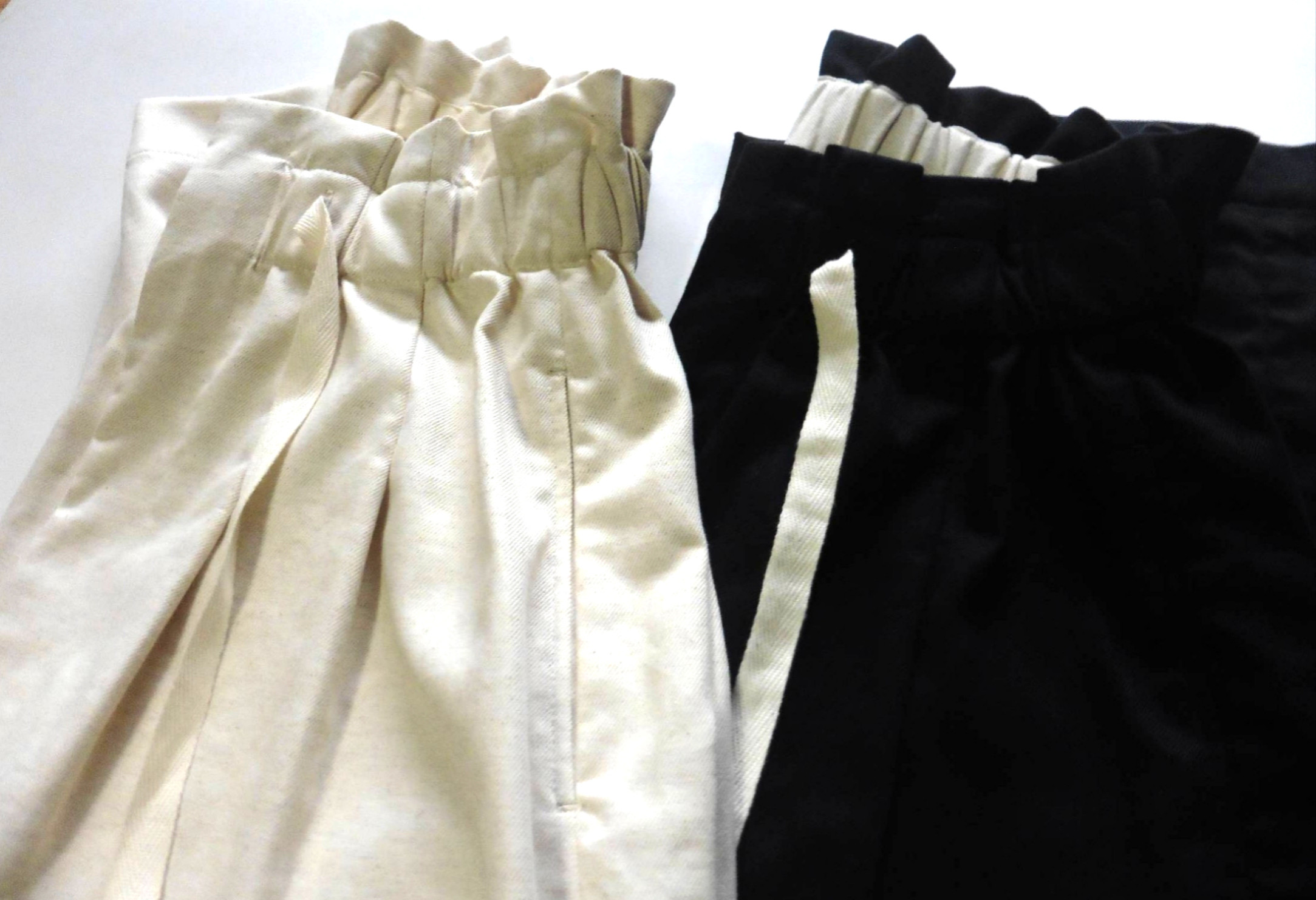 春夏向け 2タックルーズフィットリラックスパンツ『クロ』