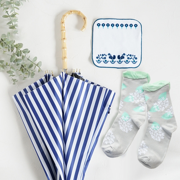【Creema限定 夏のひんやりセット】 晴雨兼用 UVカット傘 靴下 ハンカチ 竹ハンドル 1枚目の画像