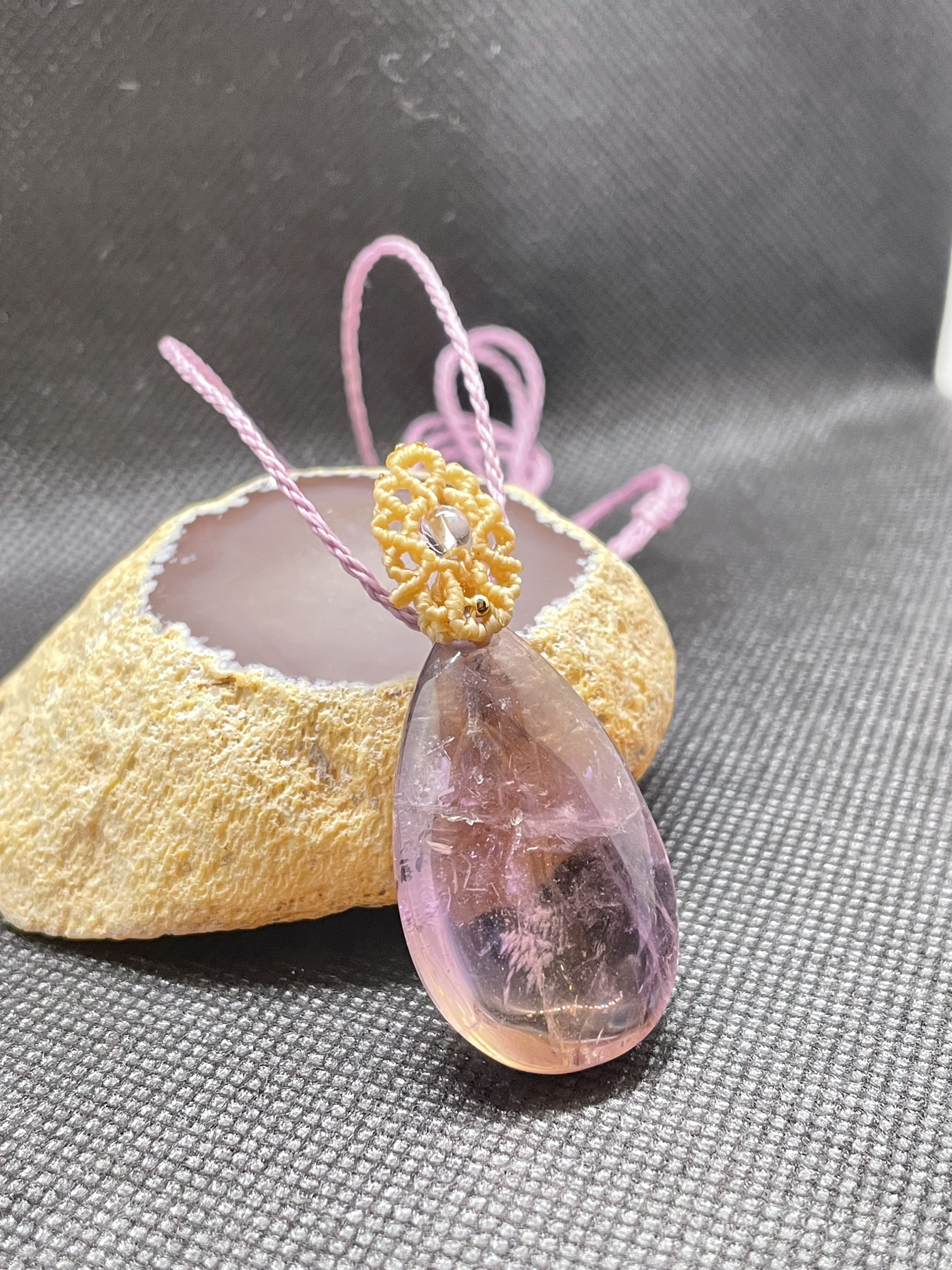 〜心に光を灯す、癒しと前向きさのハーモニーを〜【 アメトリン 】マクラメネックレス