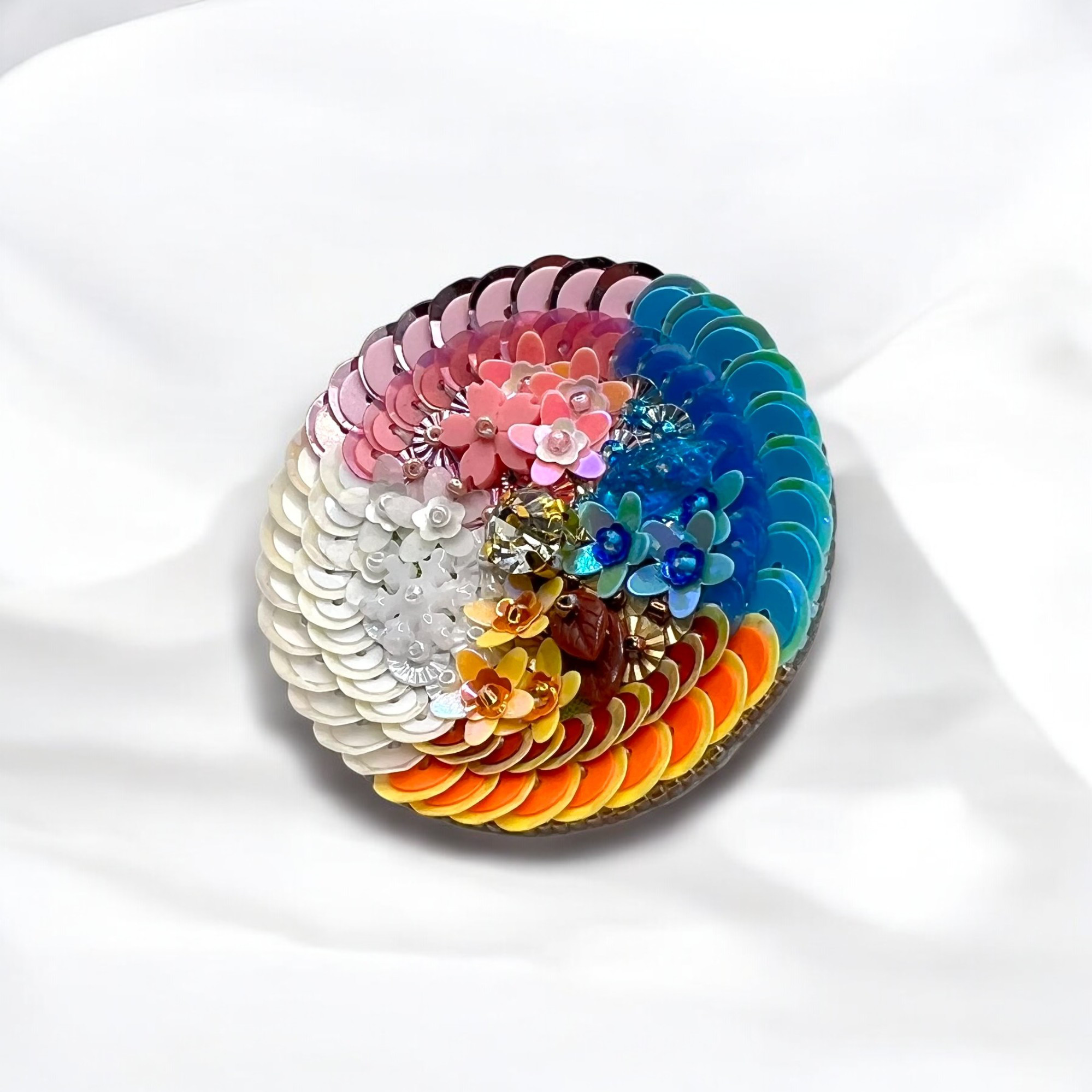 フルシーズンカラースパンコール刺繍ブローチ　l-bezd004bro