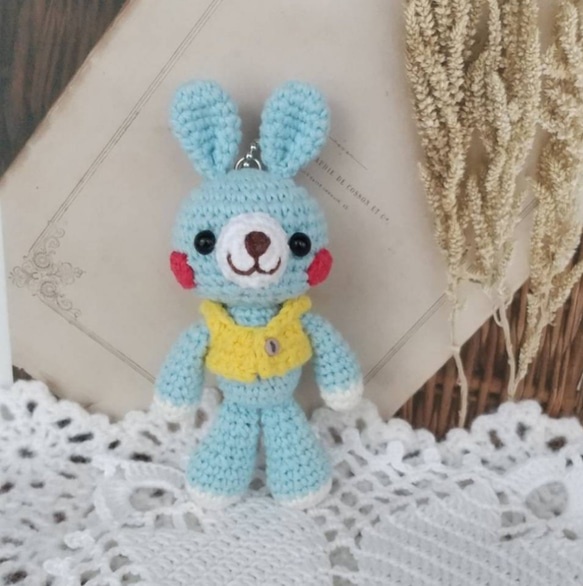 ベストを着た＊水色うさぎさん＊編みぐるみキーホルダー＊ あみぐるみ