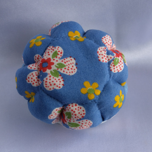 布バスケット　ミニ　パッチワーク風いちご柄　青　handmade リバーシブルに仕立てたミニバスケット☆ふかふかのパフバスケット