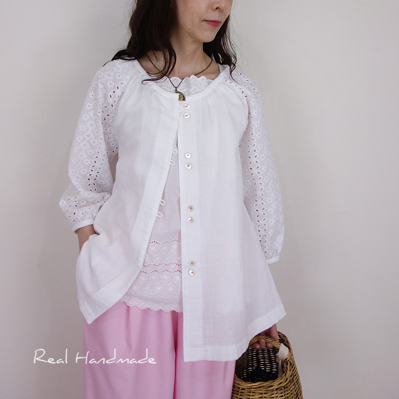 [予約販売] オフWガーゼとコットンレース刺繍ループボタン羽織りブラウス