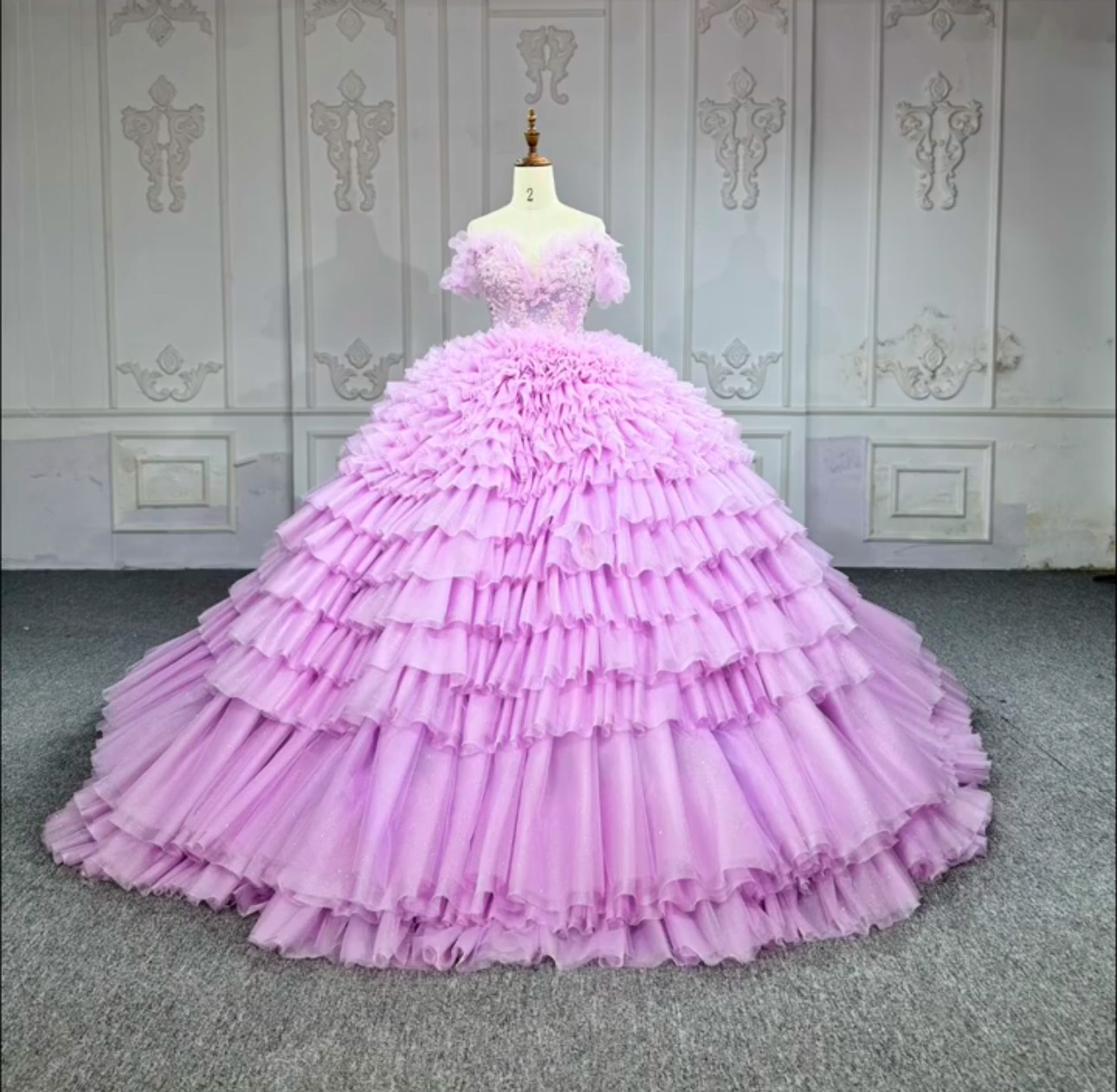 大人気！魅惑な花刺繍　ピンク紫  オフショルダー　ボリューム　フレアスカート　ラッフルスカート　ブライダル結婚式お呼ばれ