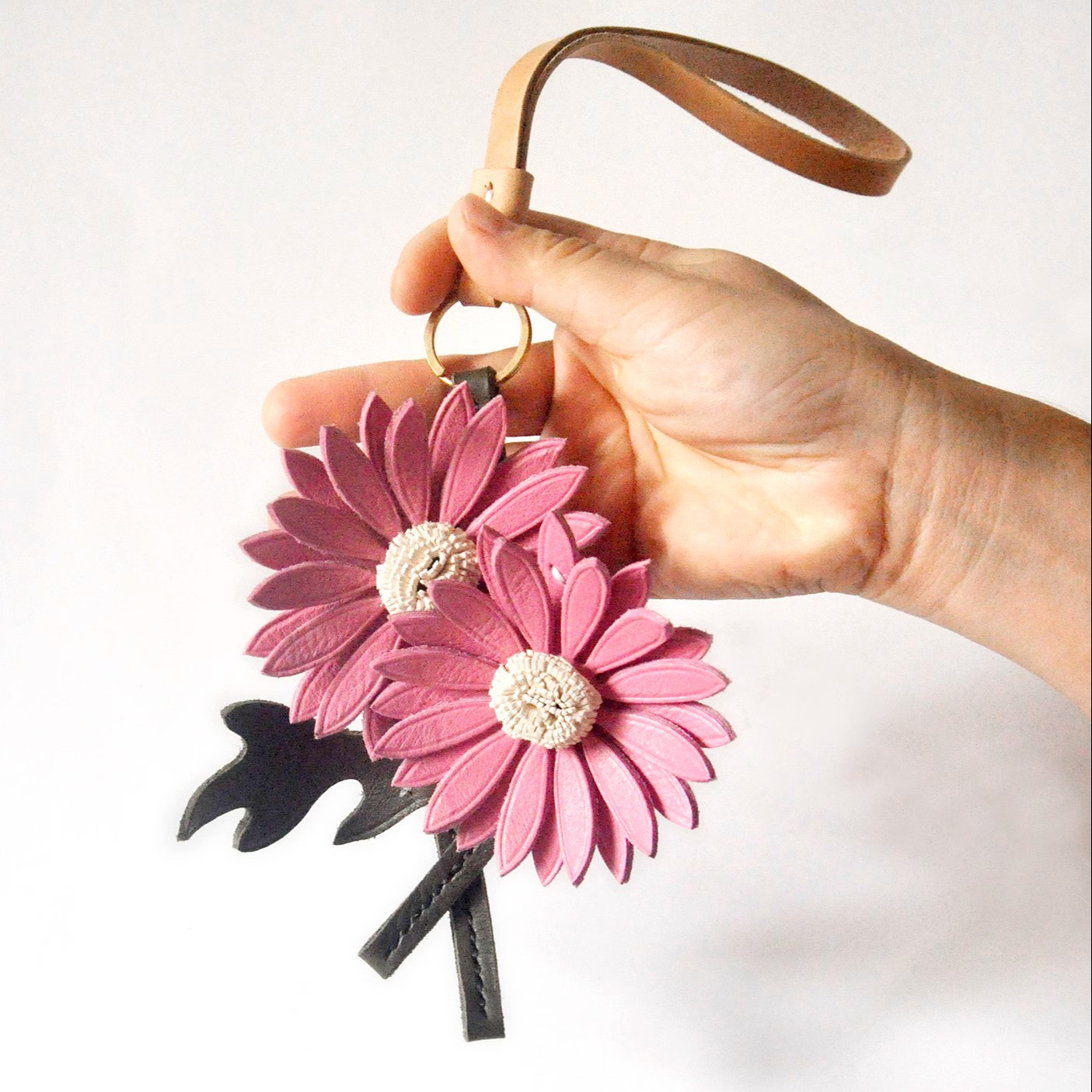 本革マーガレットチャーム | 名入れ可能 | ハンドメイドバッグチャーム・キーリング・車用アクセサリー