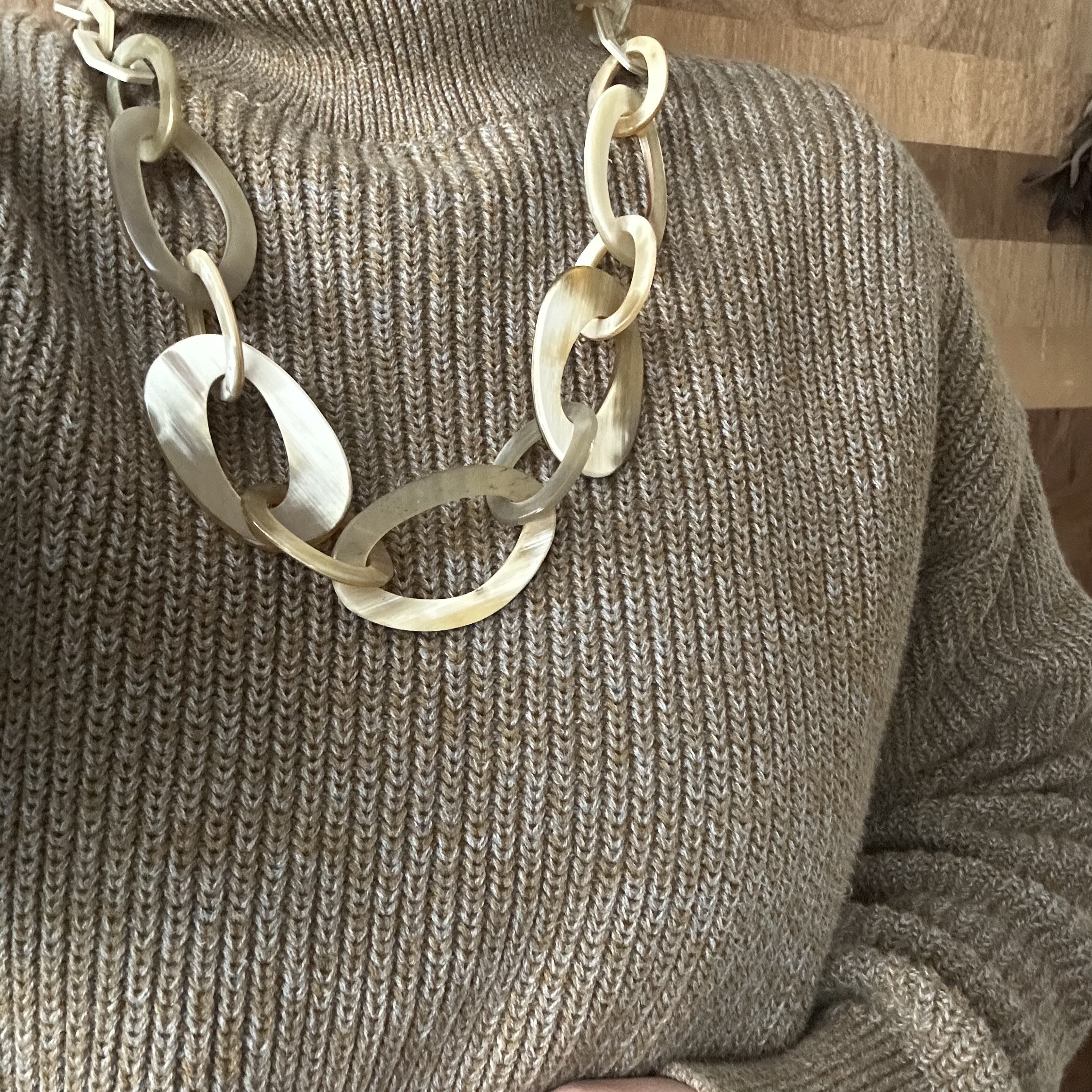 変形オーバル　バッファローホーンネックレス　オリジナル　高級素材　天然素材　軽量