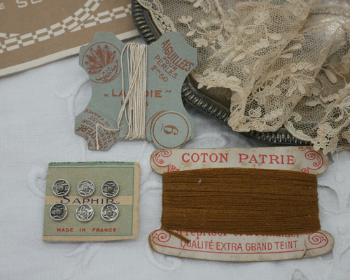 フランスアンティーク製紙製台紙糸巻きとミニスナップボタン3点セット