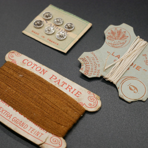 フランスアンティーク製紙製台紙糸巻きとミニスナップボタン3点セット