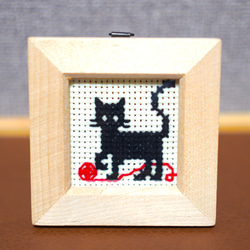 ハンドメイド　三毛猫　ブルー　クロスステッチ完成品　ネコ　刺繍　フレーム入り ハンドメイド 三毛猫 ブルー クロスステッチ完成品 ネコ 刺繍