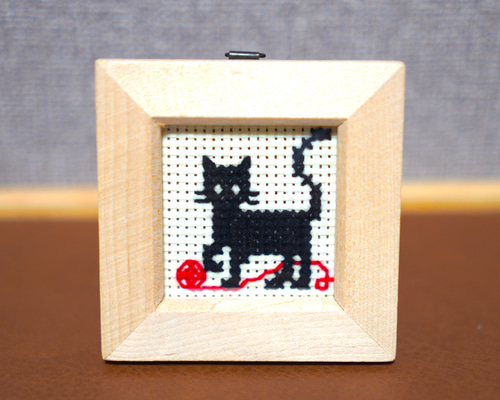ハンドメイド刺繍フレーム　雨上がりの虹と猫 こんにちは 夏らしい刺繍はじめました〜 浴衣とお面の猫ちゃん