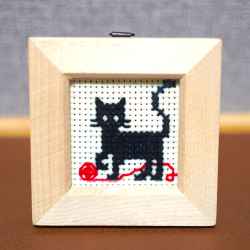 クロスステッチ刺繍 猫と毛糸 フレーム付き️ 猫好きの方オススメ