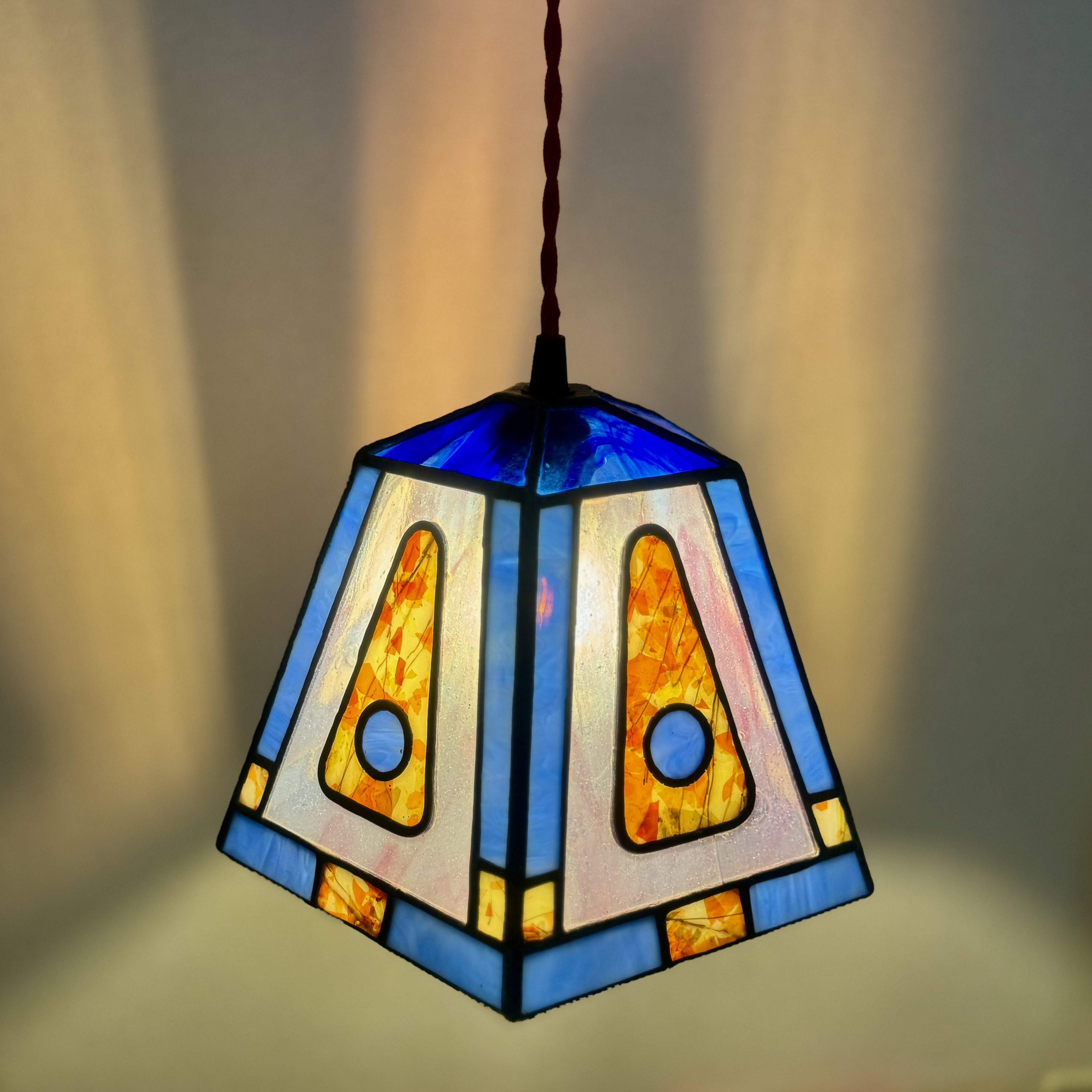 光の色を楽しむ、ステンドグラス 五角形 ペンダントライト ランプスタンド ランプシェード テーブルランプ インテリア照明