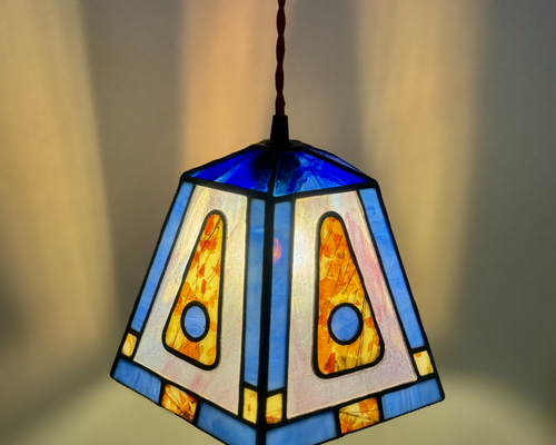 値下中！ステンドグラス スタンド付きランプシェード 光の色を楽しむ、ステンドグラス 五角形 ペンダントライト