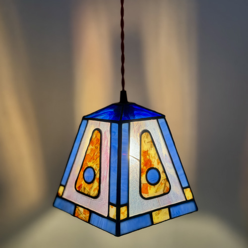 光の色を楽しむ、ステンドグラス 五角形 ペンダントライト ランプ