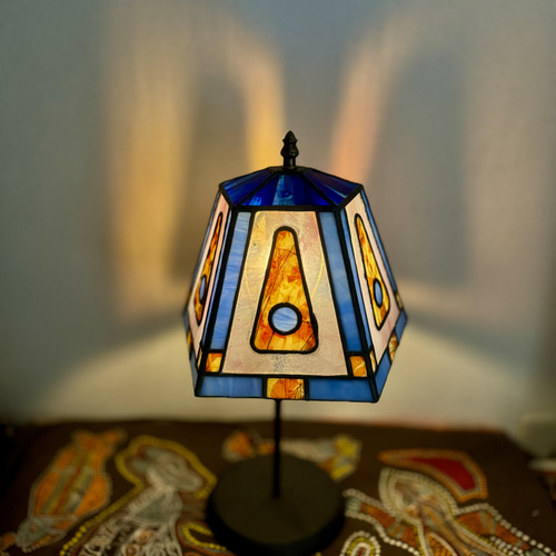 光の色を楽しむ、ステンドグラス 五角形 ペンダントライト