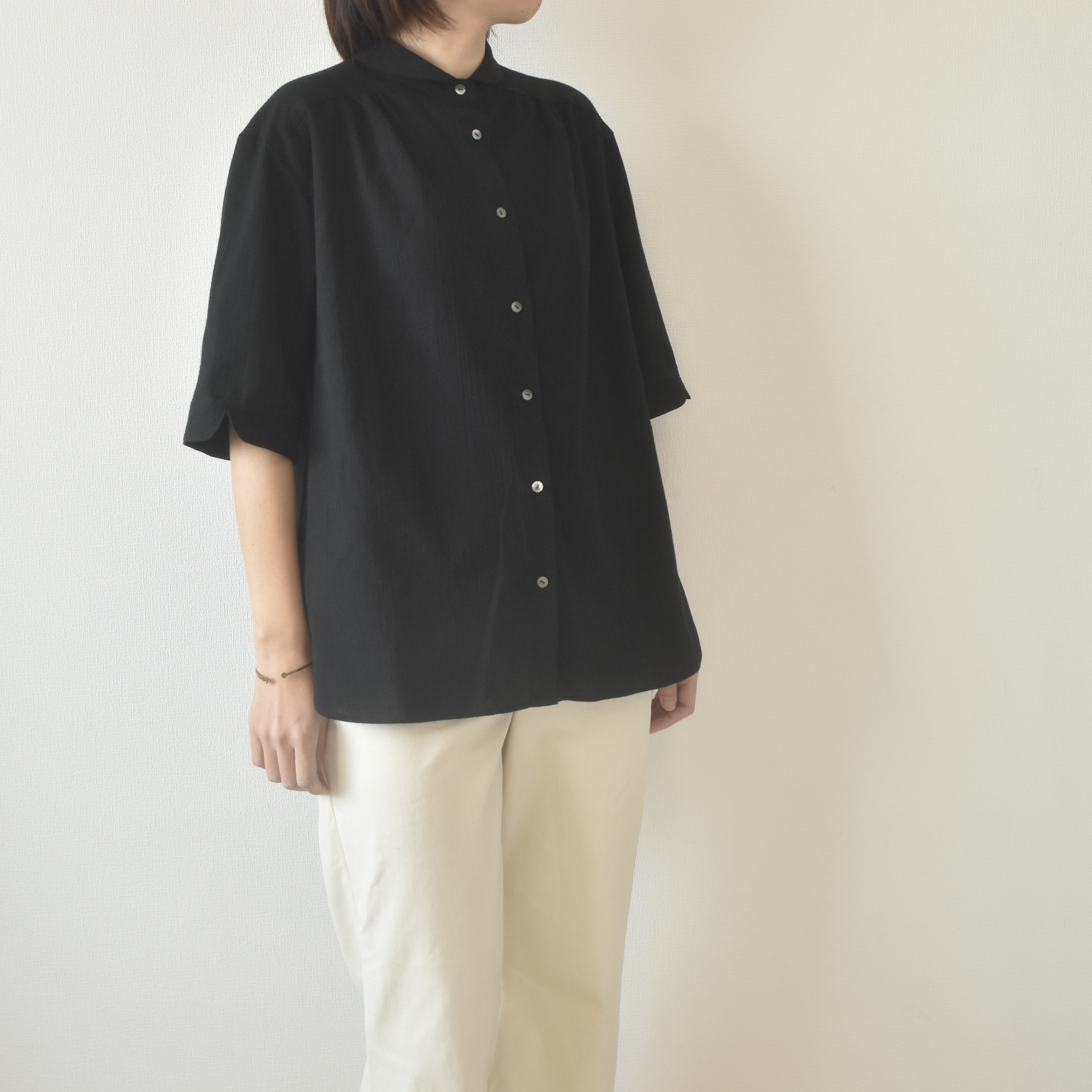 【高島ちぢみ】ラウンドカラーブラウス<<black>>