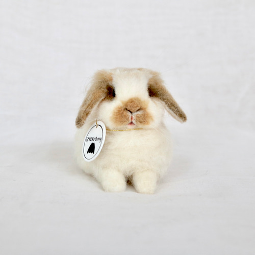 前足ちょこんなベビーなうさぎさん 羊毛フェルト ブロークンオレンジ