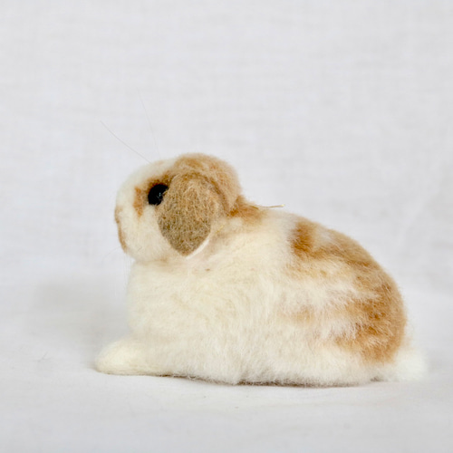 前足ちょこんなベビーなうさぎさん 羊毛フェルト ブロークンオレンジ