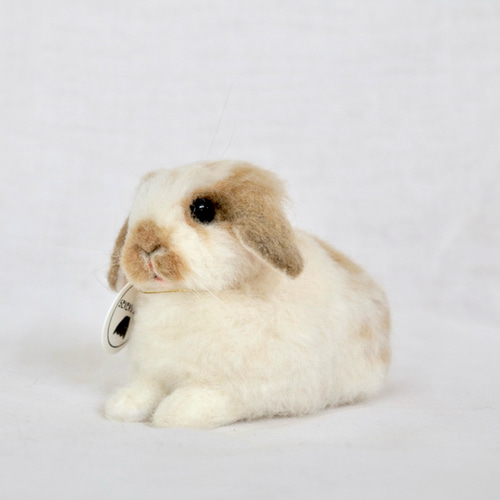 前足ちょこんなベビーなうさぎさん 羊毛フェルト ブロークンオレンジ