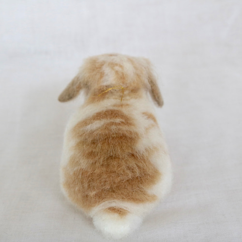 前足ちょこんなベビーなうさぎさん 羊毛フェルト ブロークンオレンジ
