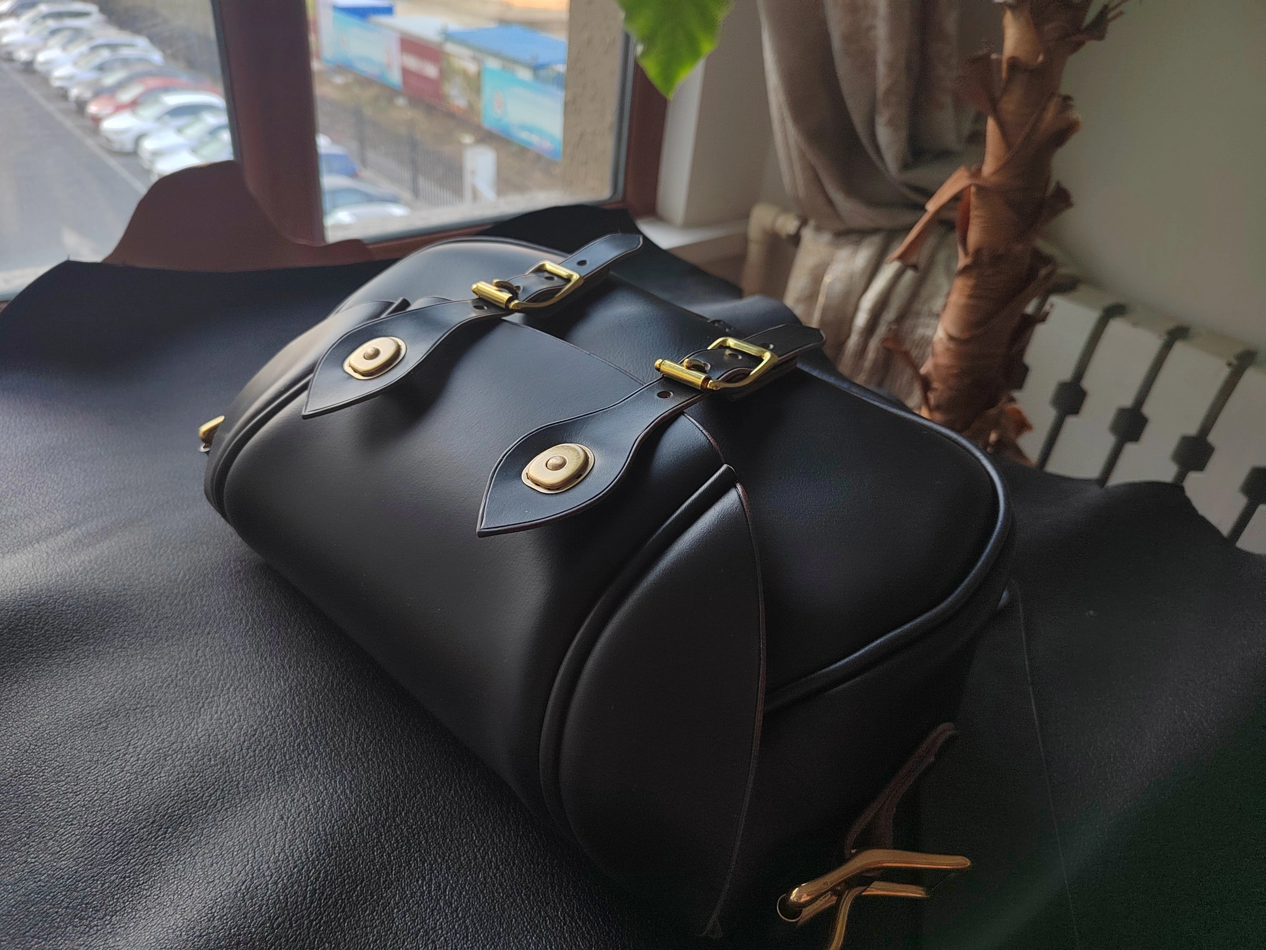 重厚な真鍮と革が語る、ヴィンテージスタイル