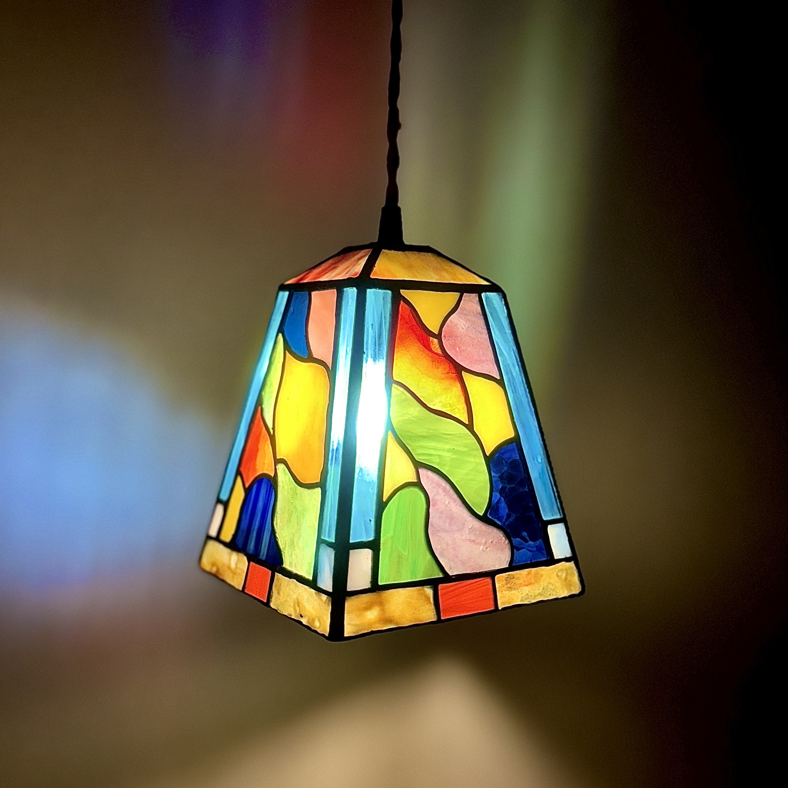光の色を楽しむ 、ステンドグラス  四角形 ペンダントライト ランプスタンド ランプシェード インテリア照明