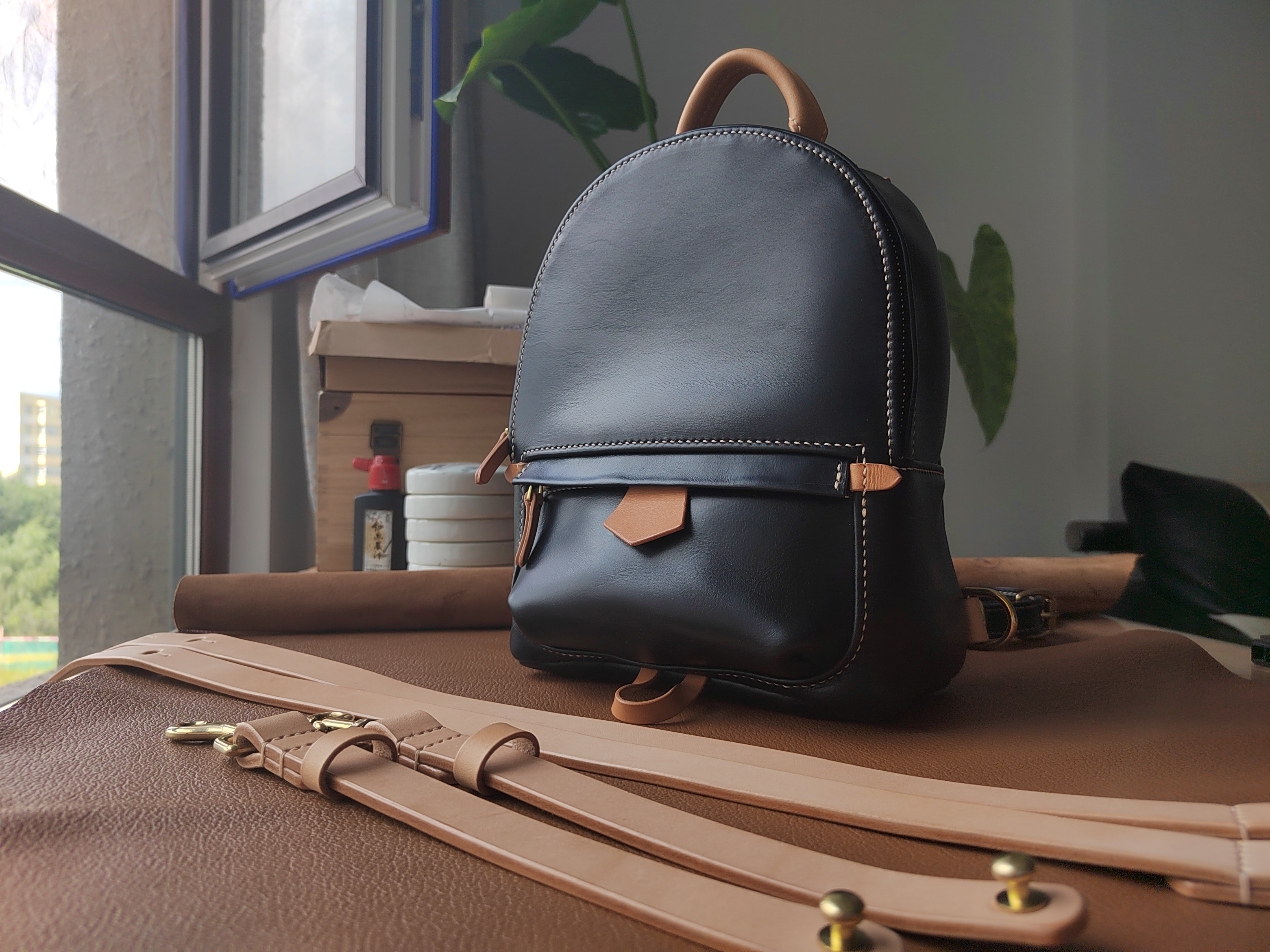 日常に寄り添う、革のぬくもりミニバッグ