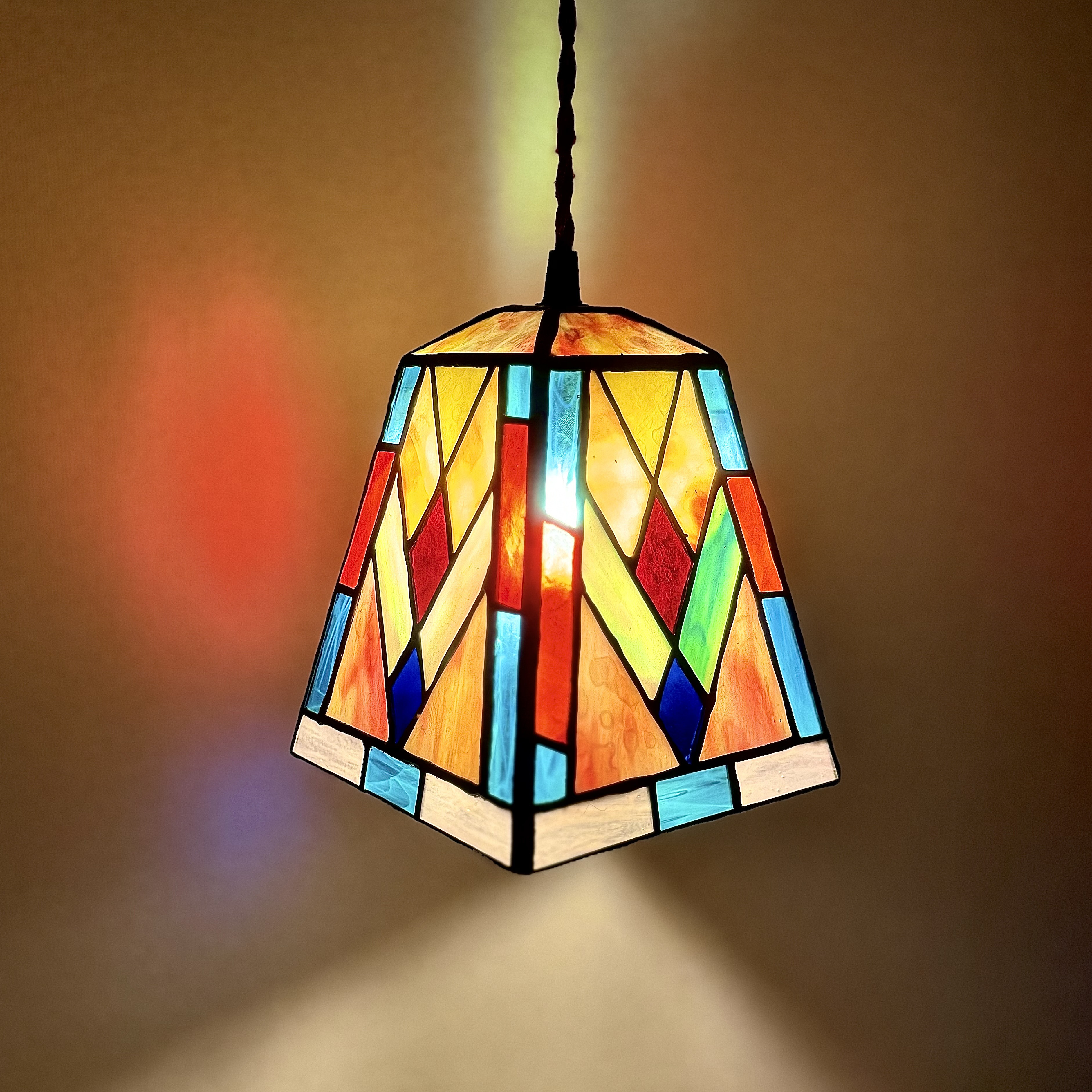 光の色を楽しむ 、ステンドグラス  四角形 ペンダントライト ランプスタンド ランプシェード インテリア照明