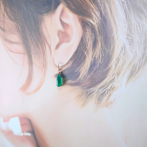 きれいな緑の雫 宝石質グリーンオニキスのシンプルピアス＊イヤリング