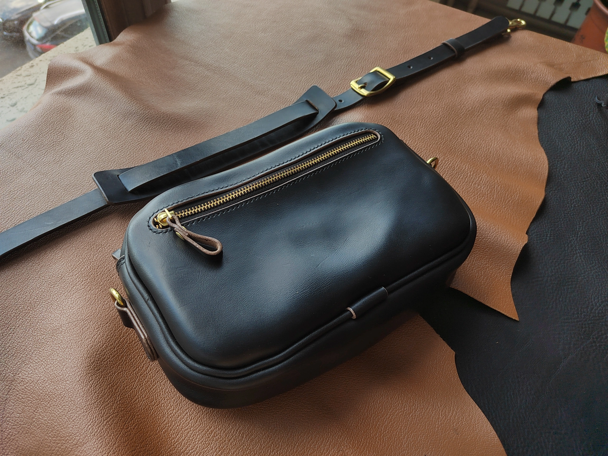 黒革×真鍮金具。品よく魅せる日常バッグ