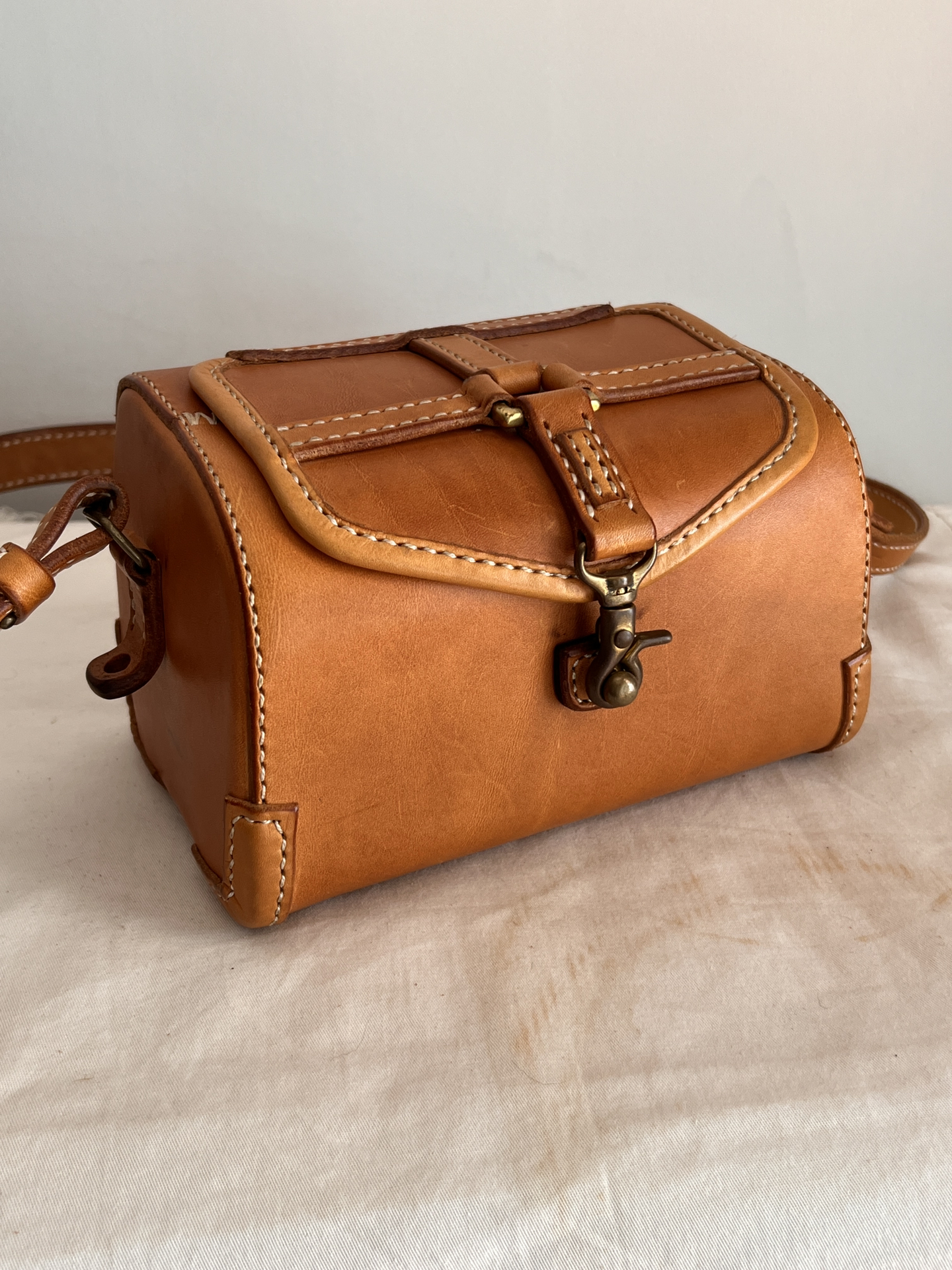 旅と日常に寄り添う、上質レザーの小さな相棒