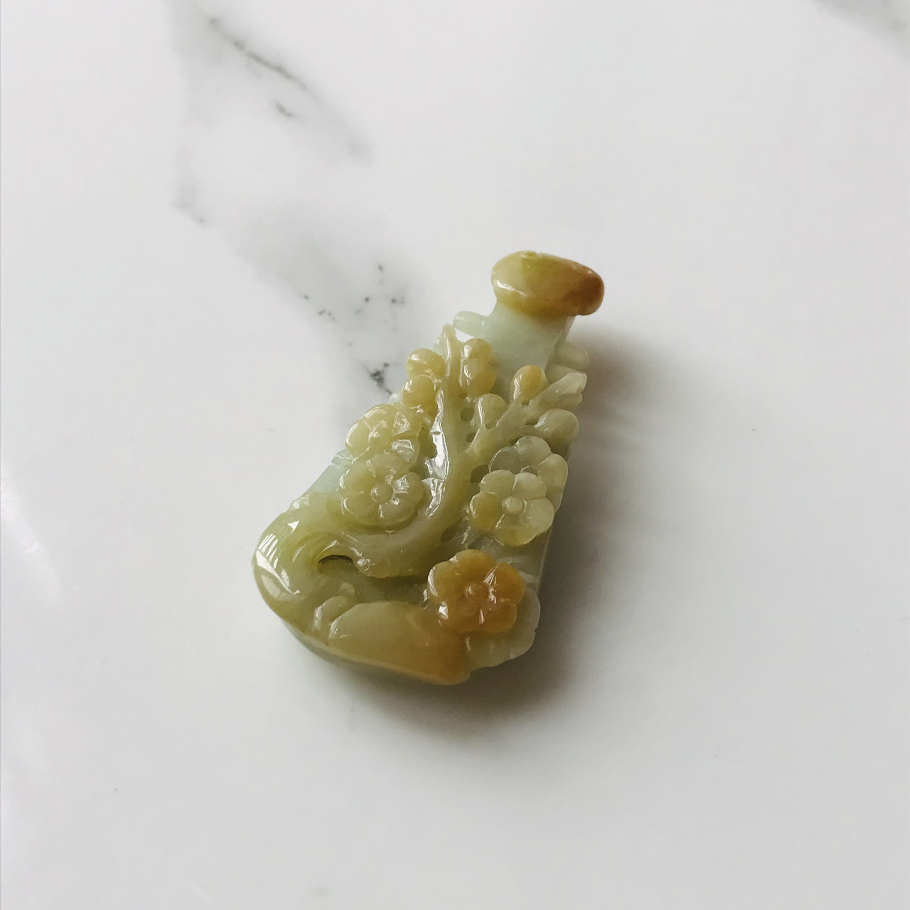 [P280-006］ジェイド　JADE  ヒスイ　本翡翠　ペンダント　ミャンマー産　カービング