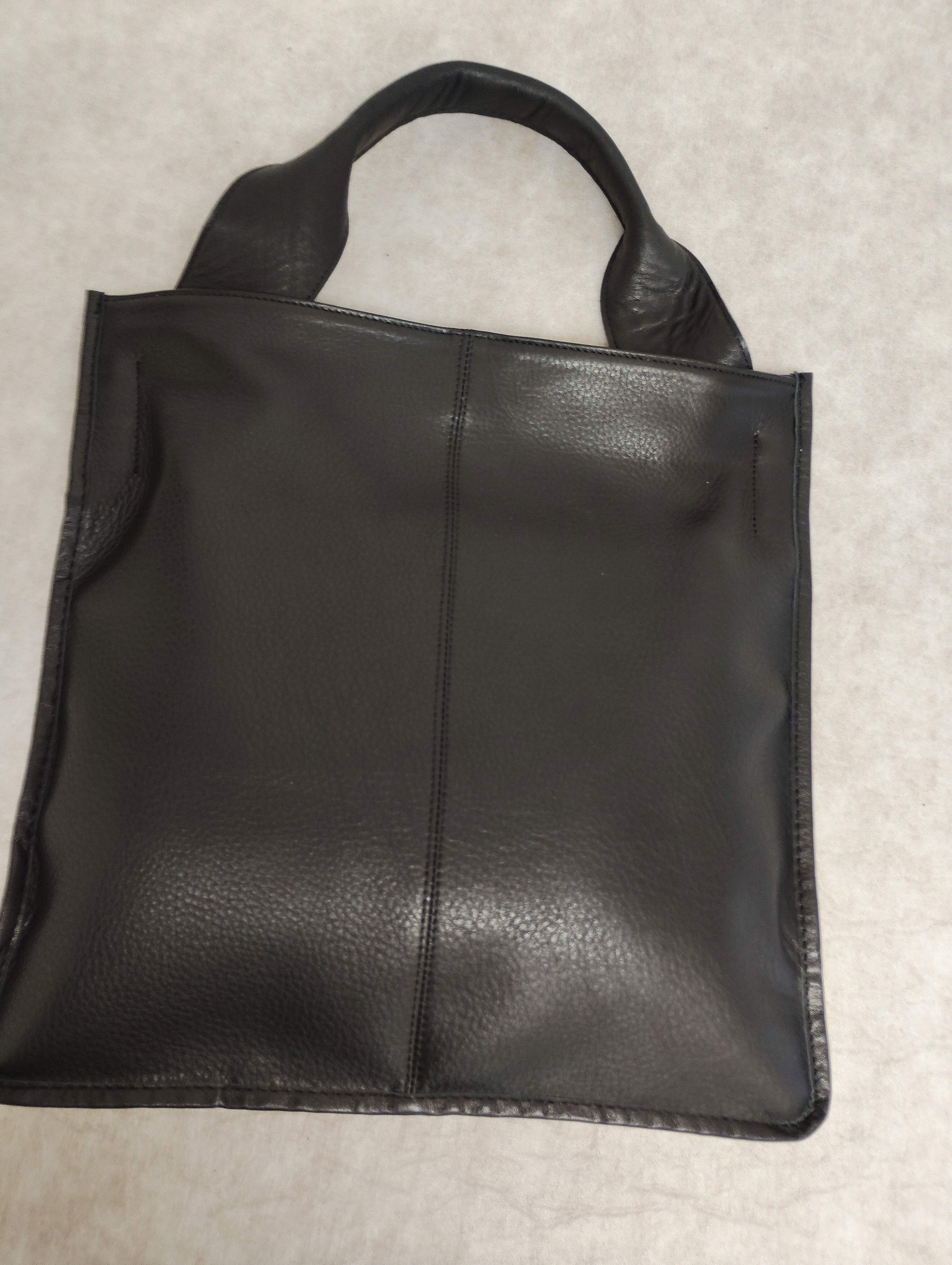 日本製【本革】　本格的な、上級な手触りの良い革で製作しました。A4ファイルも入り2wayで使えてとても便利です