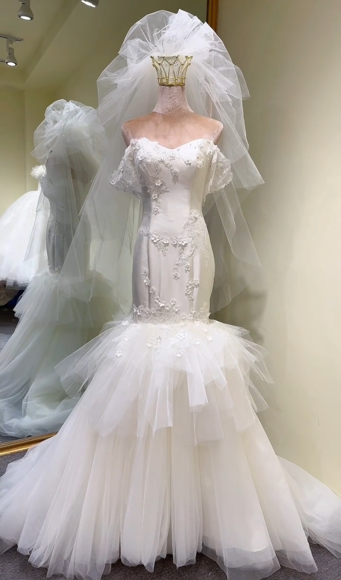 上品　マーメイドドレス　袖あり　お花飾り　二の腕カバー　チュール　サテン　ふんわり　トレーン　結婚式ブライダル二次会挙式