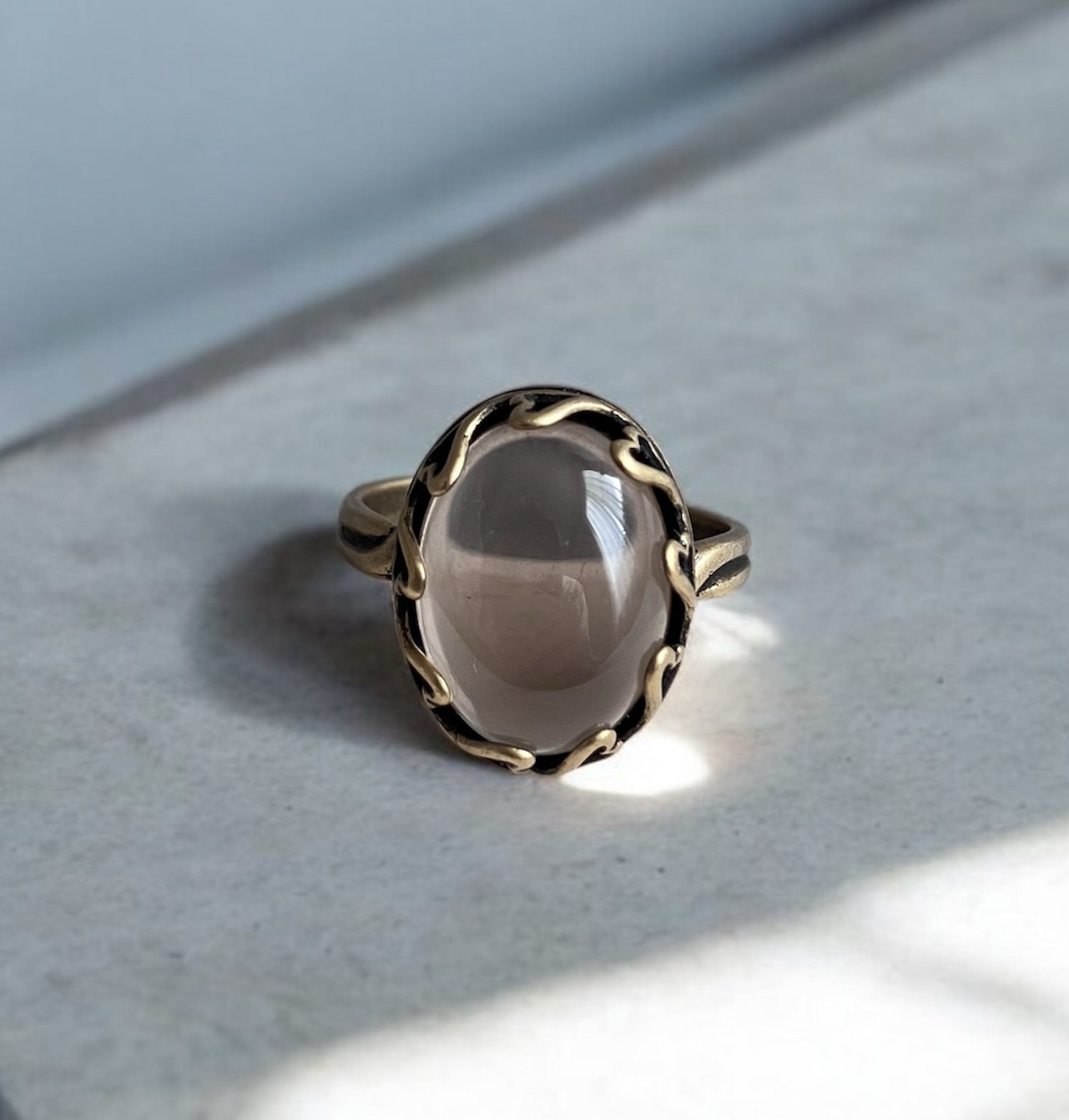 【大粒＊天然石＊スモーキークォーツ】リング　指輪　アンティークゴールド　フリーサイズ