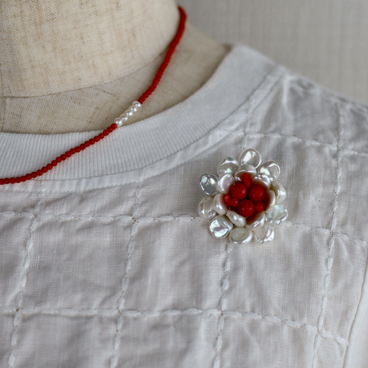 珊瑚と淡水パールのブローチ