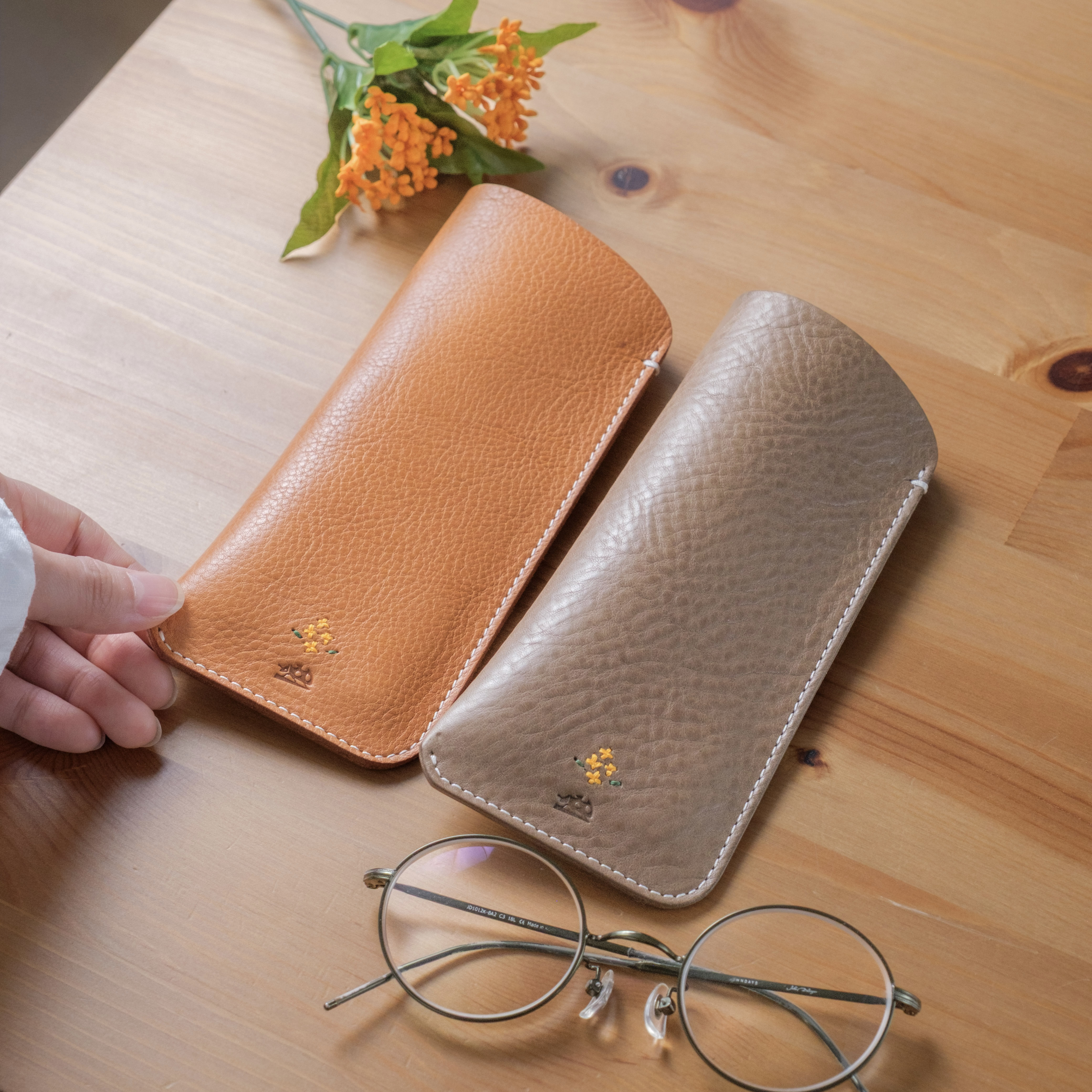 【全4色】季節の花の刺繍入り｜ネックストラップも付けられるメガネケース｜キンモクセイ｜本革｜レザー 革｜眼鏡