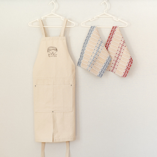ホワイト　刺繍パッチ　エプロン　ハンドメイド 母の日のプレゼントにピッタリ//おえかき刺繍【エプロン】 エプロン